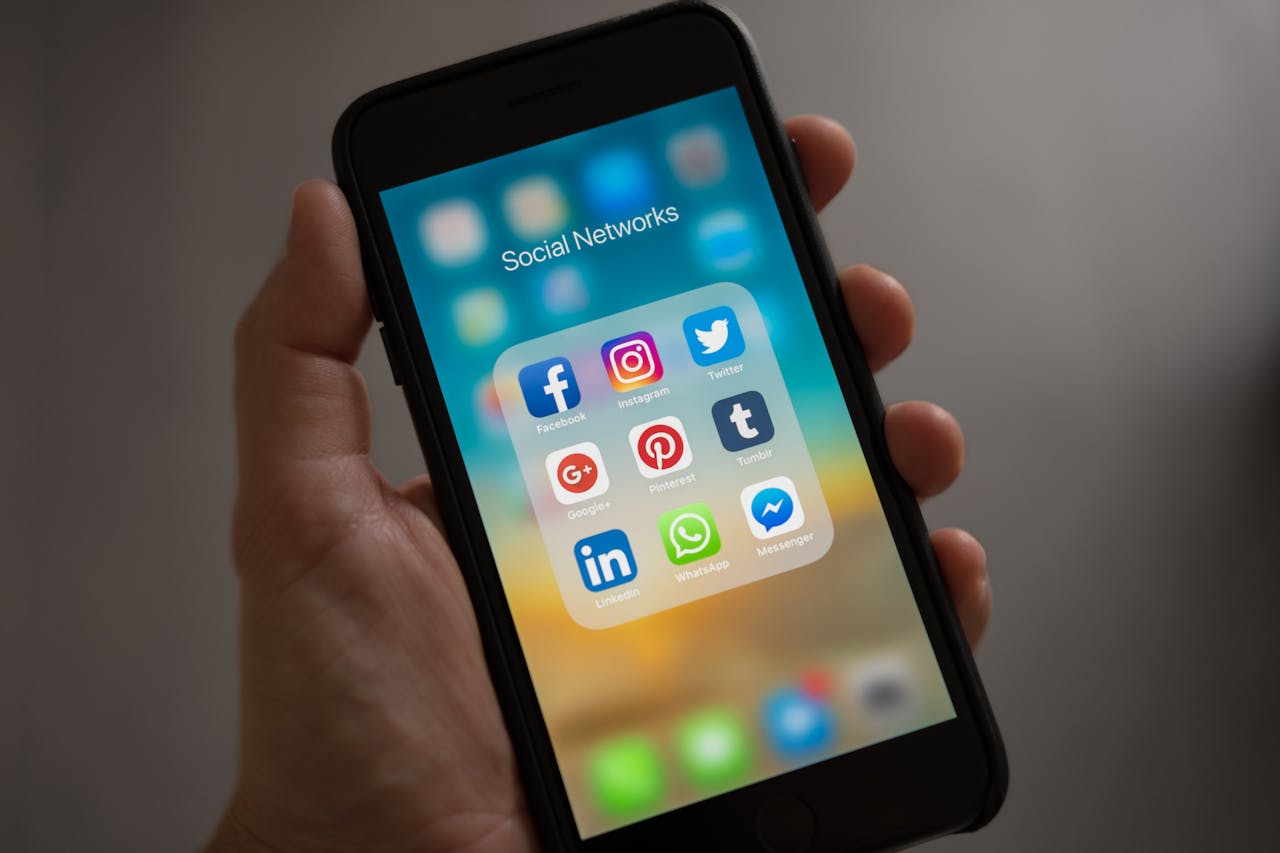 pexels-tracy-le-blanc-607812 Social media apps on a mobile